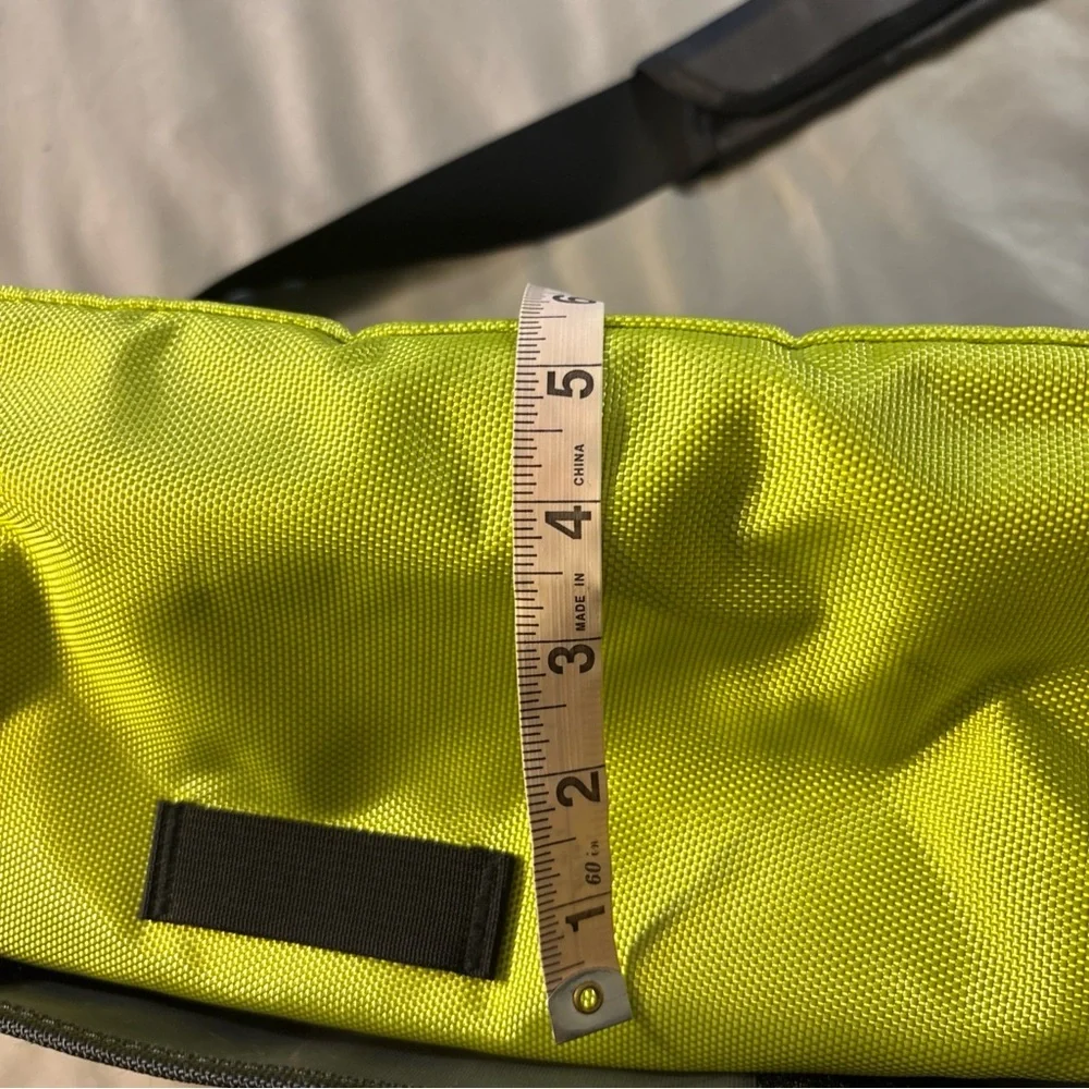 Columbia Titanium Laptop Messenger Bag Nylon Green/Black Organizer Pockets EUC